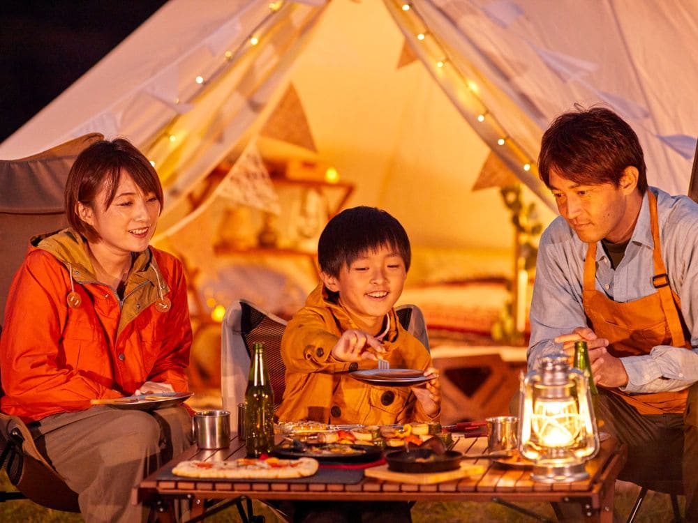 団欒を楽しむ家族の画像