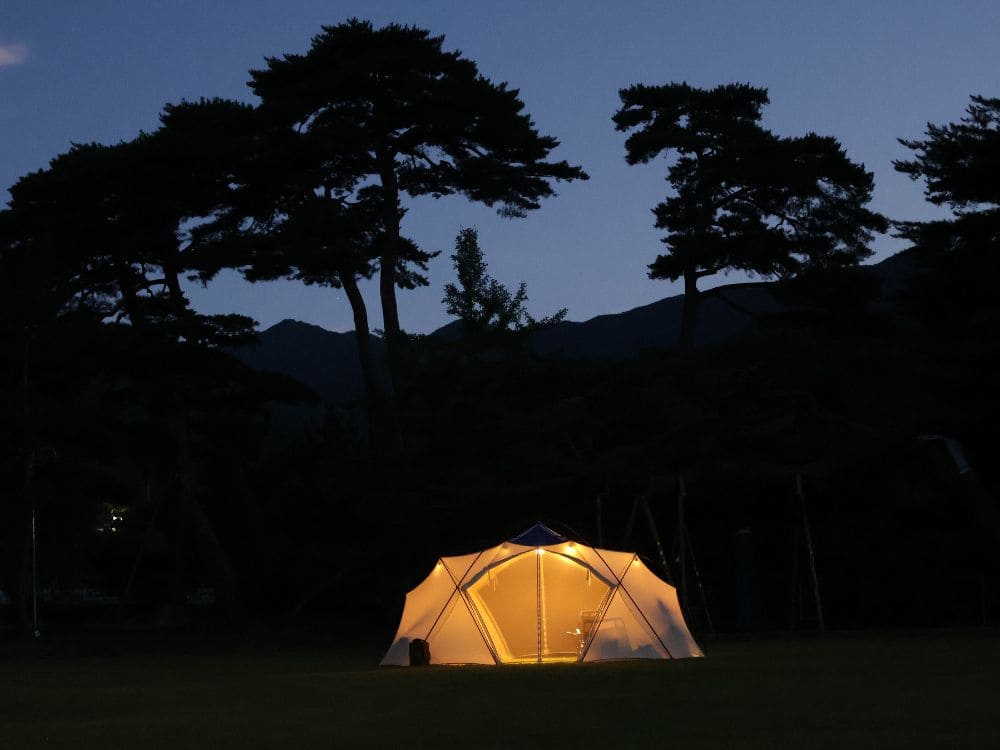 夜を迎えるキャンプの画像